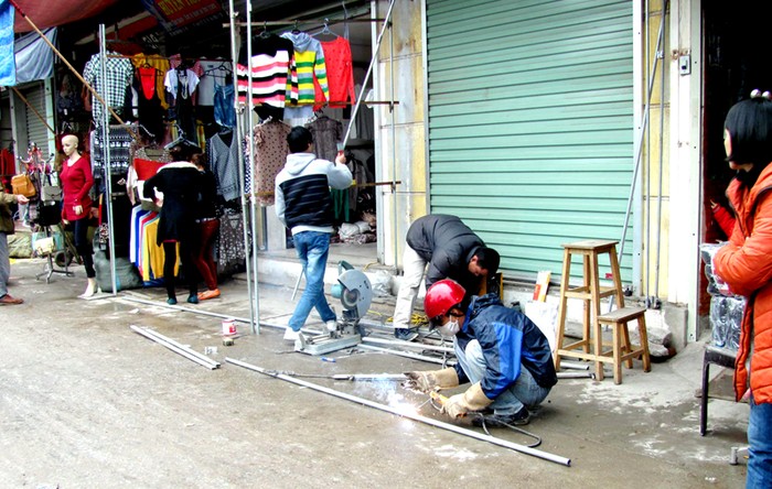 Người dân tỏ ra bàng quan trước những mối nguy hiểm sát sườn mặc dù đã có những cảnh báo xương máu từ chợ Quảng Ngãi.